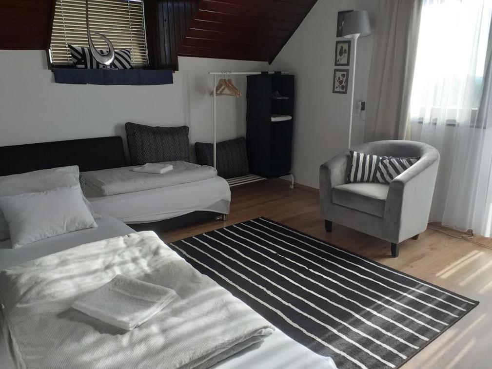 Art Inn Apartmanhaz Balaton-เจเนชดิแอช ภายนอก รูปภาพ
