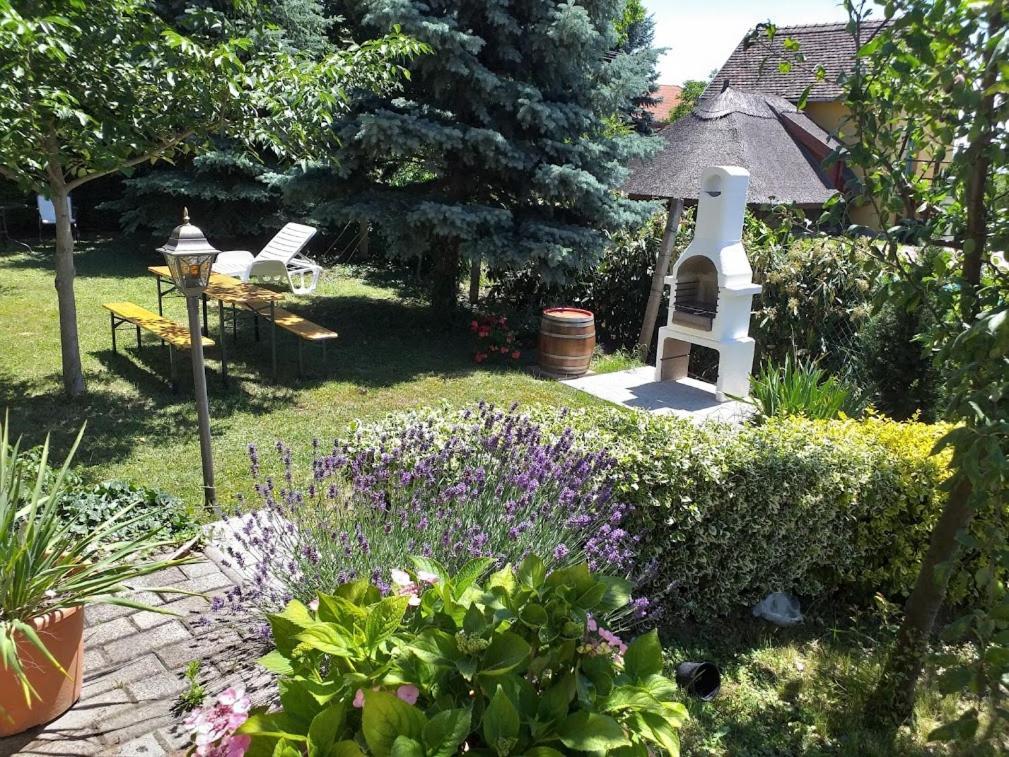 Art Inn Apartmanhaz Balaton-เจเนชดิแอช ภายนอก รูปภาพ