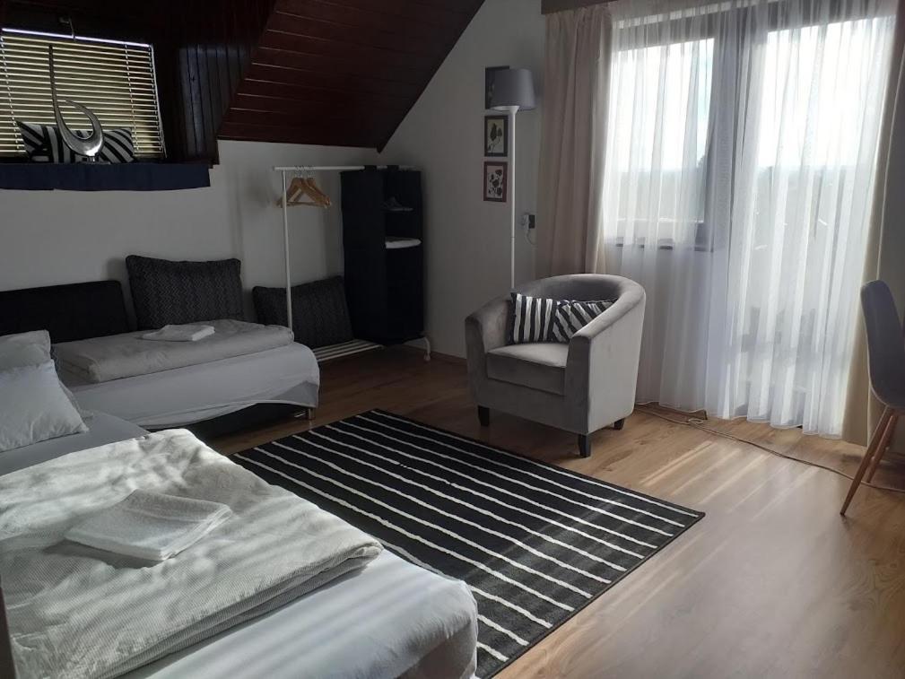 Art Inn Apartmanhaz Balaton-เจเนชดิแอช ภายนอก รูปภาพ