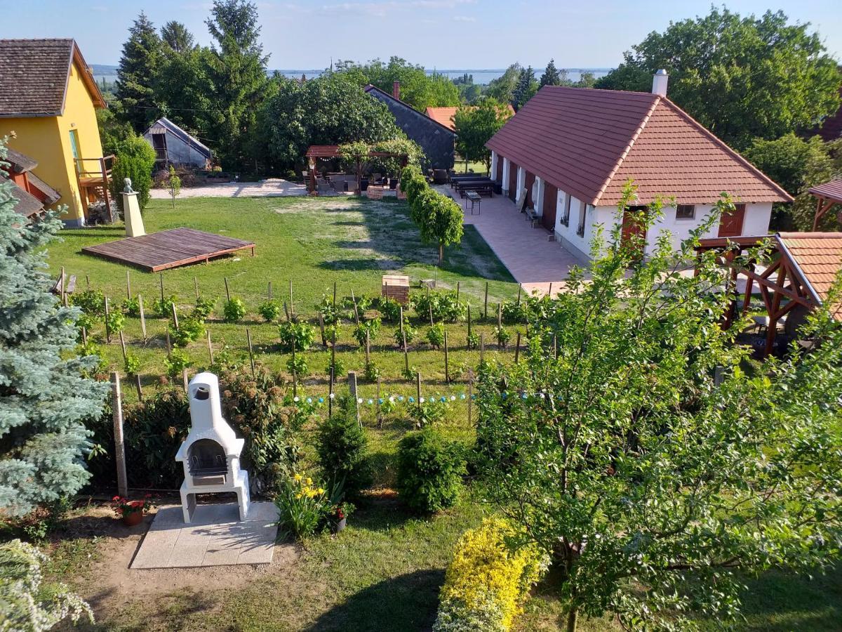 Art Inn Apartmanhaz Balaton-เจเนชดิแอช ภายนอก รูปภาพ