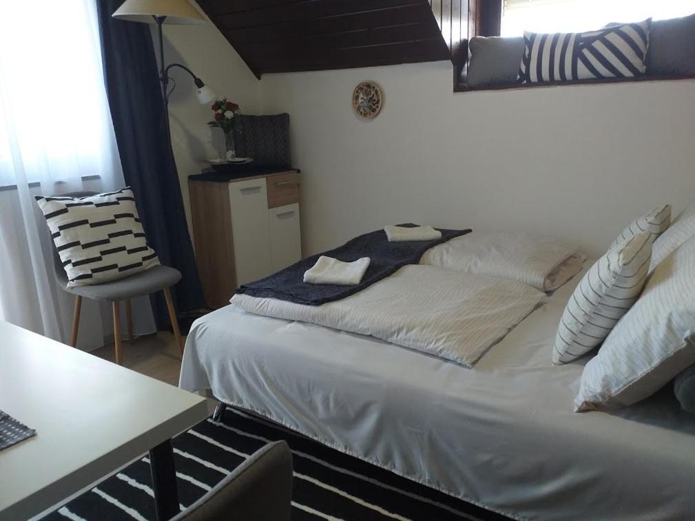Art Inn Apartmanhaz Balaton-เจเนชดิแอช ภายนอก รูปภาพ